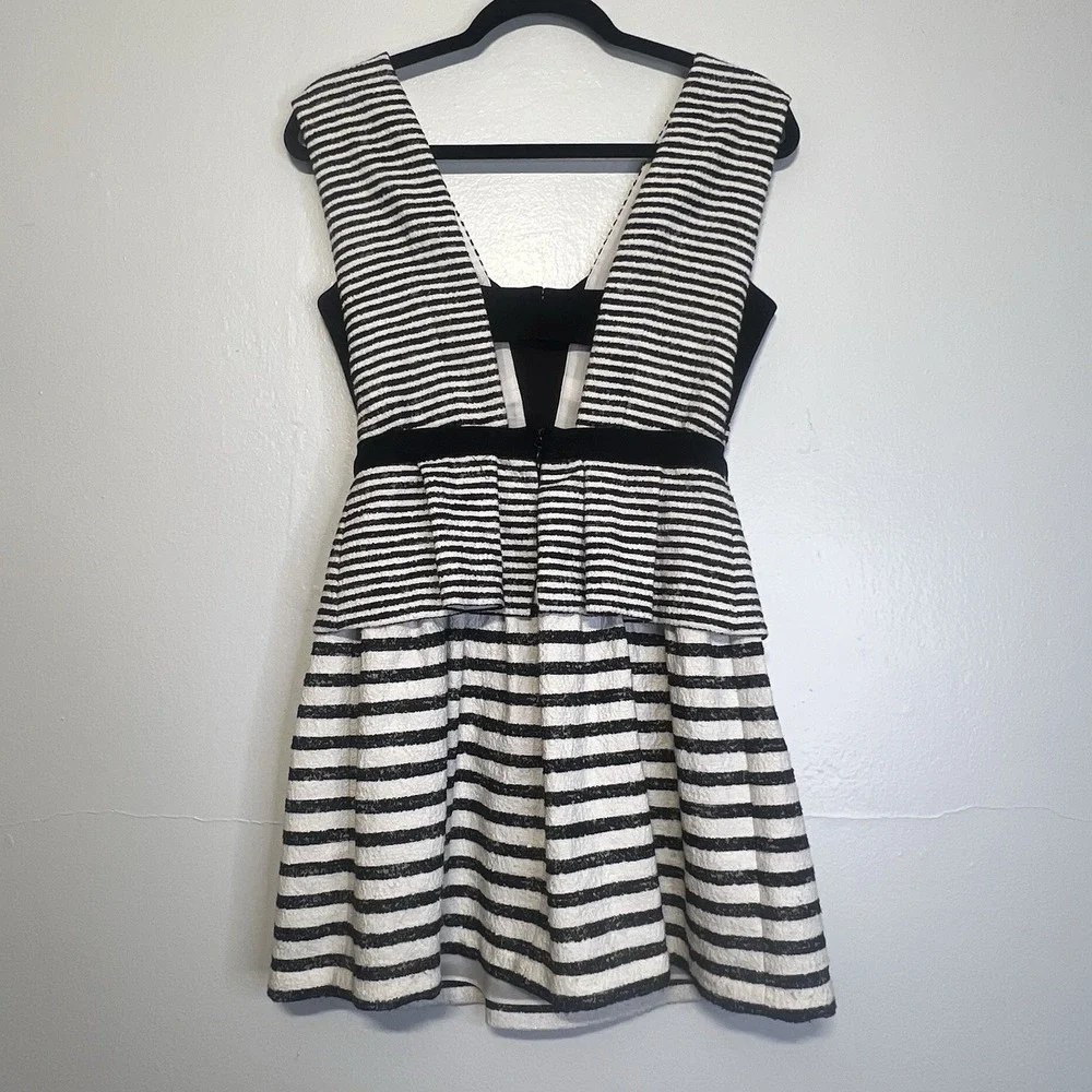 BCBGMAXAZRIA Piper V-Neck Peplum Mini Dress Deep‎ Back  Sz 4 Festival Striped